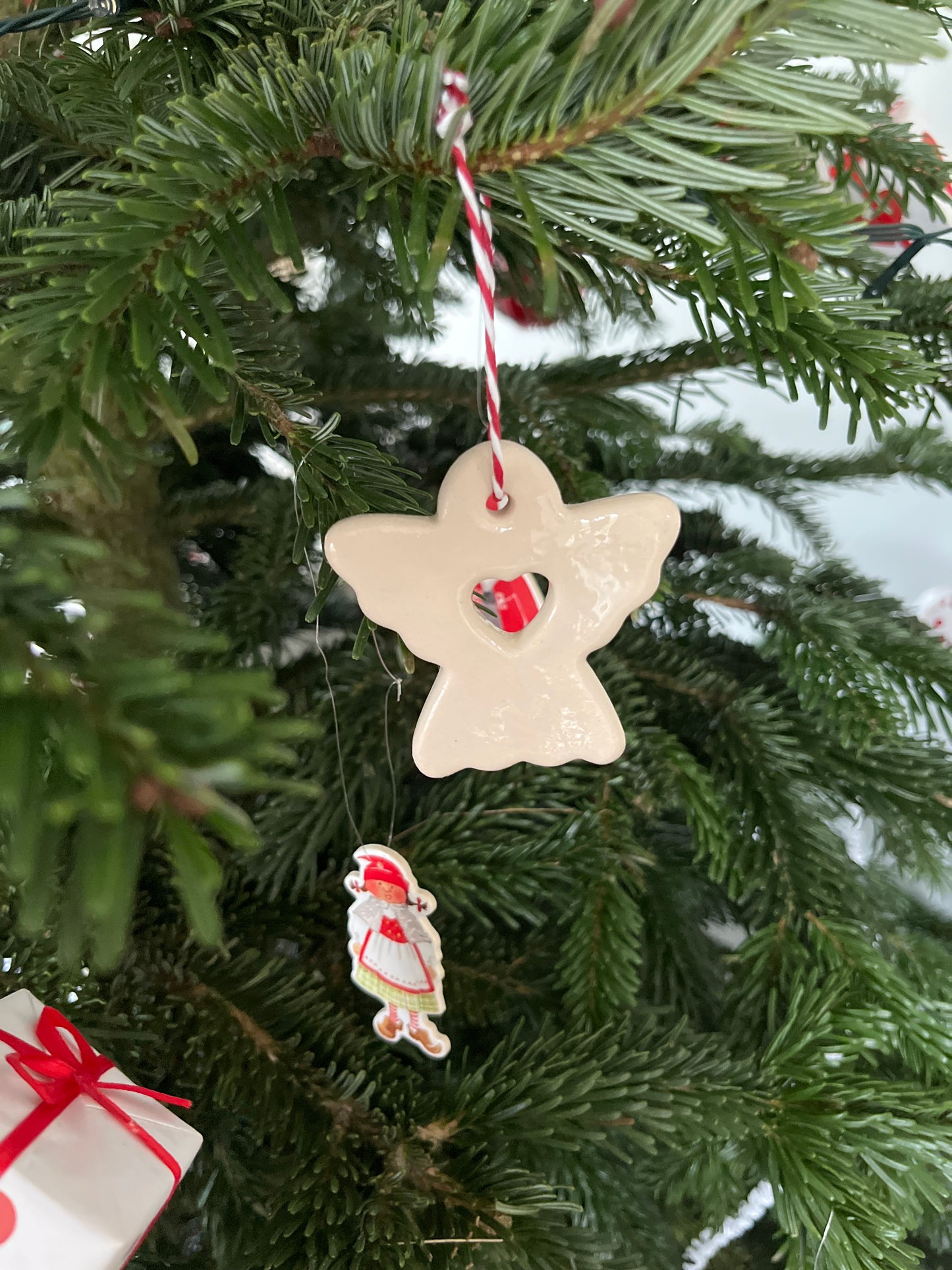 DECORATION A SUSPENDRE Ange ajouré Cœur